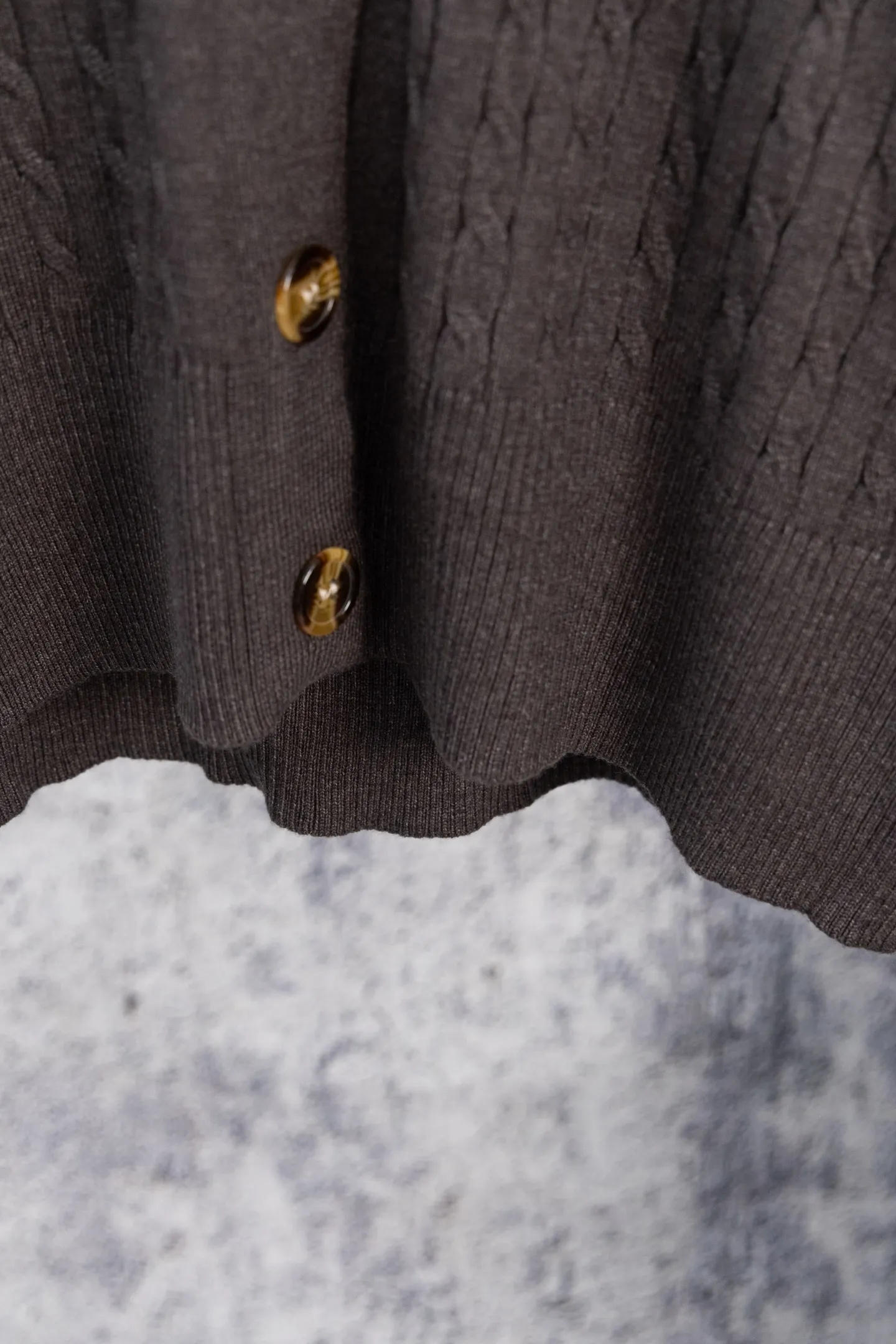 P190 Ralph Lauren Classic V-neck Solid Color Pony Embroidered Logo Knitted Cardigan Long Sleeve Ralph Lauren Classic Basic Versatile Twist Knitted Cardigan Long Sleeve Main supply platform live broadcast Wholesale entity Replenish when out of stock Not removed from the shelves Quality 1:1 patterning Complete three standards Correct version of pony logo Imported quality cotton yarn Focus on high-end Cost-effective Good quality Needless to say Zhao Lusi's same style is really amazing, so sweet I'm so beautiful. This cardigan is really good-looking. It's simple and easy to wear. It's a must-have for goddess ootd. Good-looking clothes are never picky. A must-have in the wardrobe of goddesses. Size: S-XL. Color: Navy blue, red, khaki, dark gray.